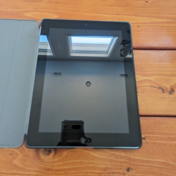 Apple iPad 4th Generation with Case - Picture 2 of 9